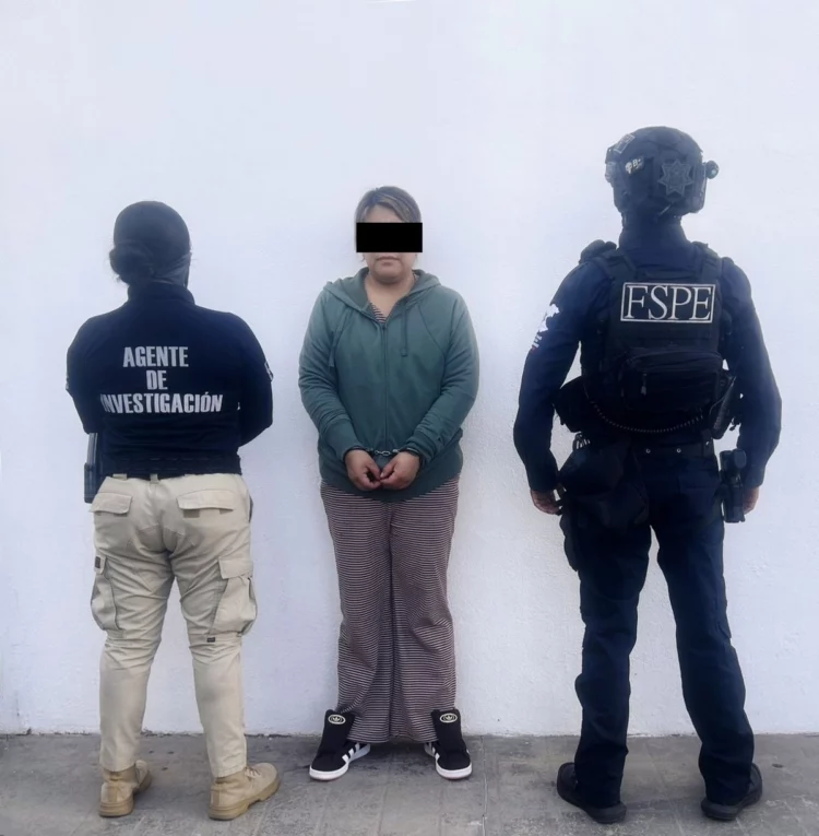 Detienen a policía estatal vinculada a robos carreteros