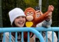 Lisa de BLACKPINK visita el zoológico de Ichikawa en Japón para conocer al famoso macaco Punch
