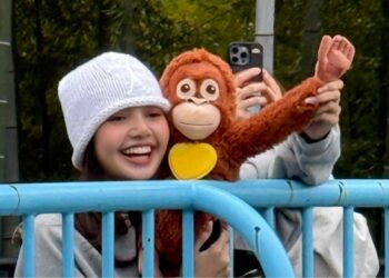 Lisa de BLACKPINK visita el zoológico de Ichikawa en Japón para conocer al famoso macaco Punch