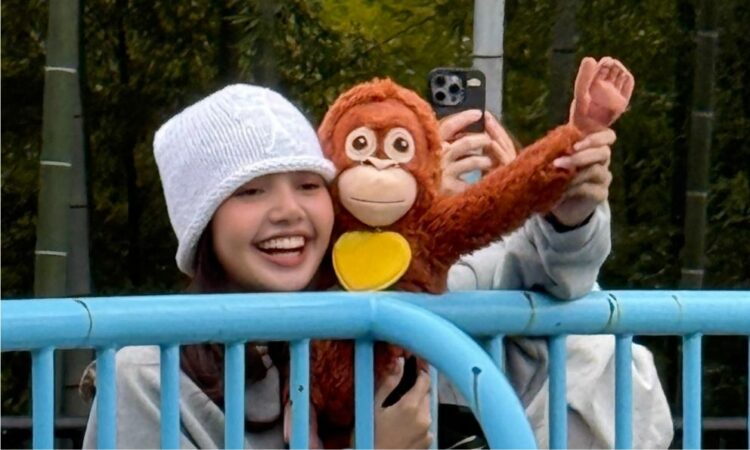 Lisa de BLACKPINK visita el zoológico de Ichikawa en Japón para conocer al famoso macaco Punch