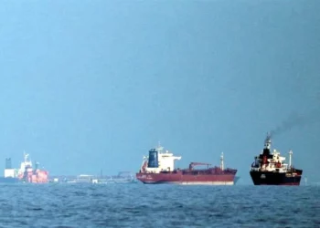 Ataques en Ormuz provocan escasez global de combustible marítimo