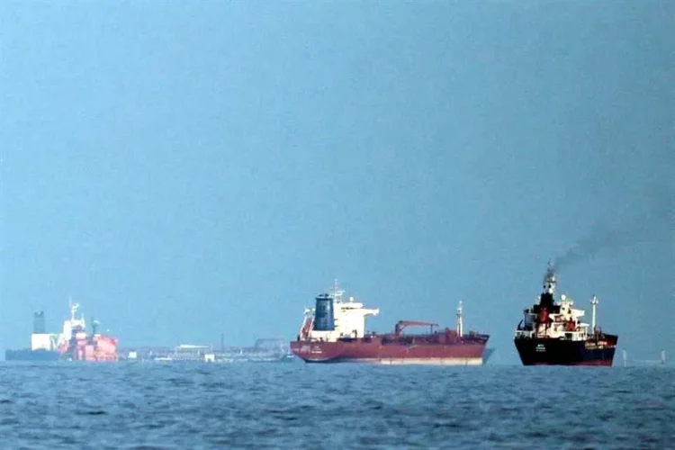 Ataques en Ormuz provocan escasez global de combustible marítimo