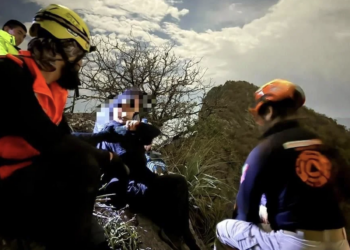 Helicóptero evacúa a senderistas atrapados en el Cerro de la Silla