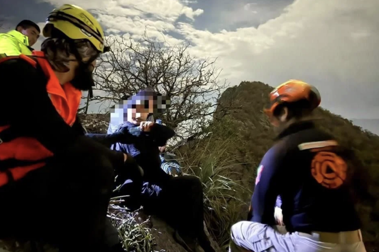 Helicóptero evacúa a senderistas atrapados en el Cerro de la Silla
