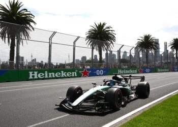 Mercedes domina en Australia: Russell logra la pole