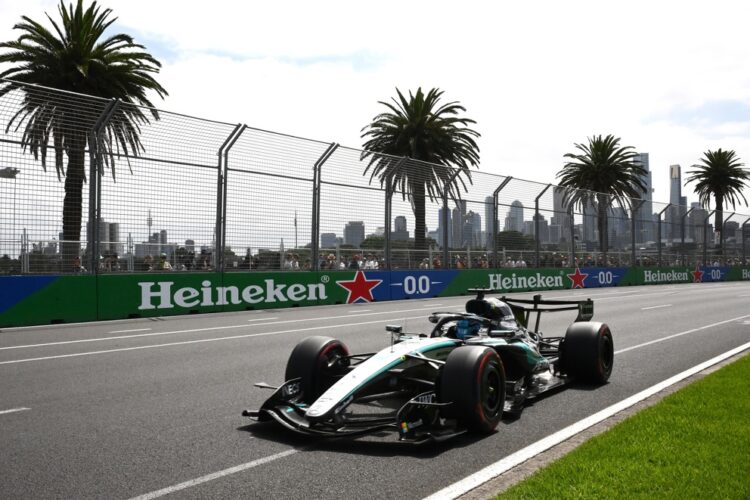 Mercedes domina en Australia: Russell logra la pole