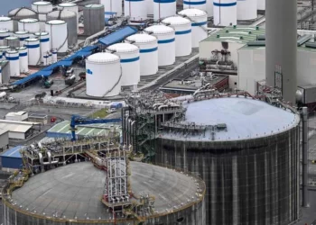 Estados Unidos libera sanciones petroleras para evitar crisis de suministro