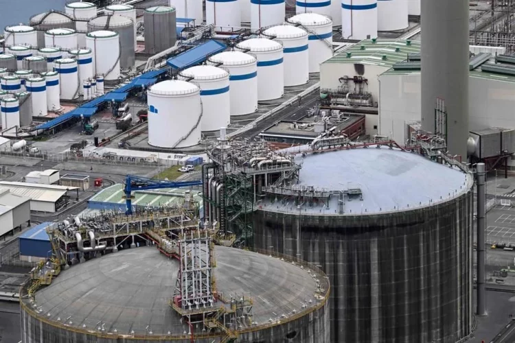 Estados Unidos libera sanciones petroleras para evitar crisis de suministro