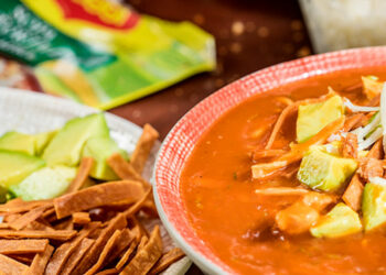 Así puedes preparar una Sopa de tortilla rápida, casera y fácil