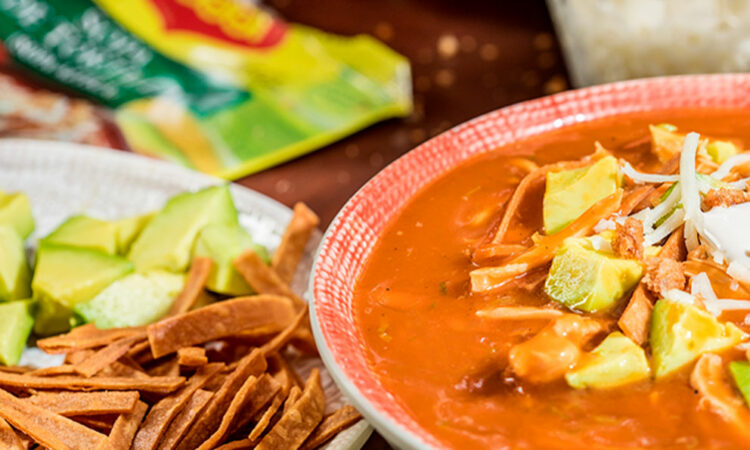Así puedes preparar una Sopa de tortilla rápida, casera y fácil