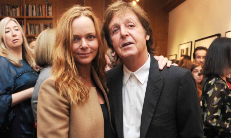 Stella McCartney presenta su colección otoño/invierno 2026 con un enfoque ecuestre y sostenible