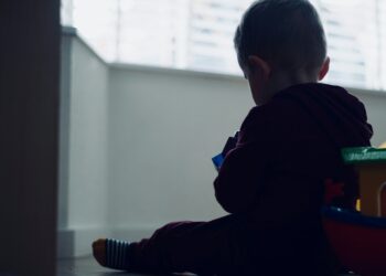 El “efecto de la silla”: por qué pasar más de 6 horas sentados pone en riesgo el hígado de los niños