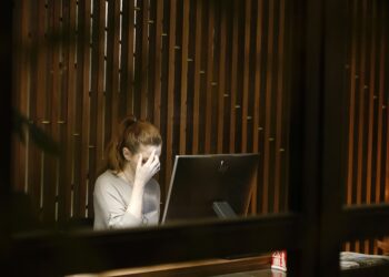 El patrón invisible: por qué el 68% de las mujeres con migraña menstrual no recibe tratamiento adecuado