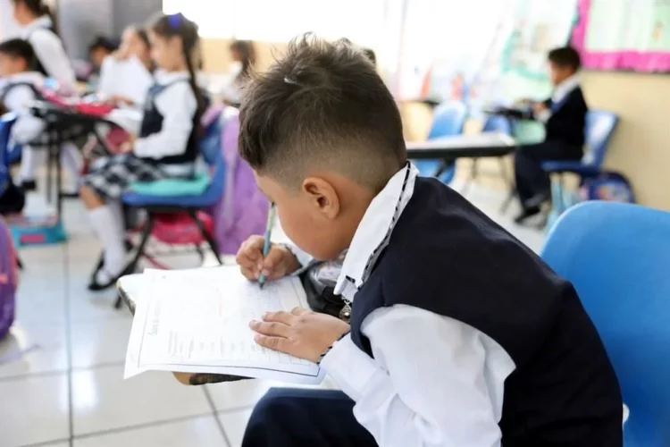 Prohiben uso de celulares en escuelas de Morelos