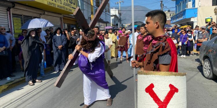 Fieles desbordan procesiones en el centro de Victoria