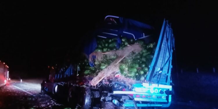 Choque entre autobús y tráiler deja dos muertos