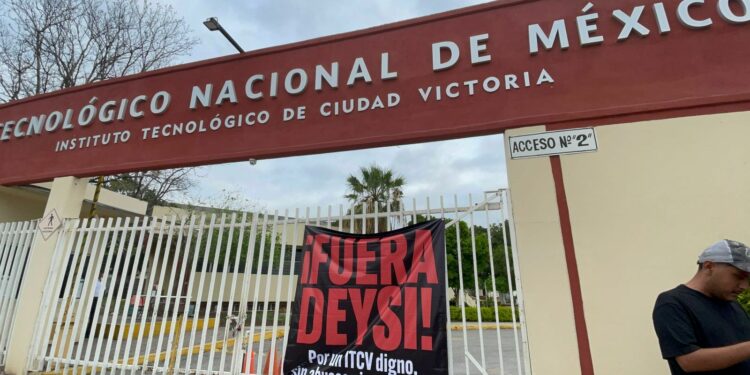 Toman el Tec Victoria: exigen destitución de directora