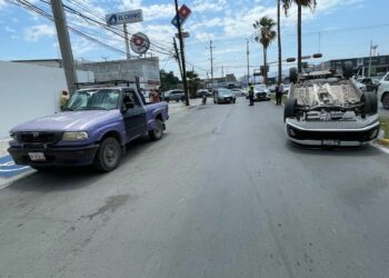 Choca y vuelca auto por agacharse a recoger el teléfono celular cuando manejaba