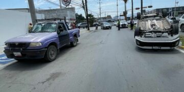 Choca y vuelca auto por agacharse a recoger el teléfono celular cuando manejaba