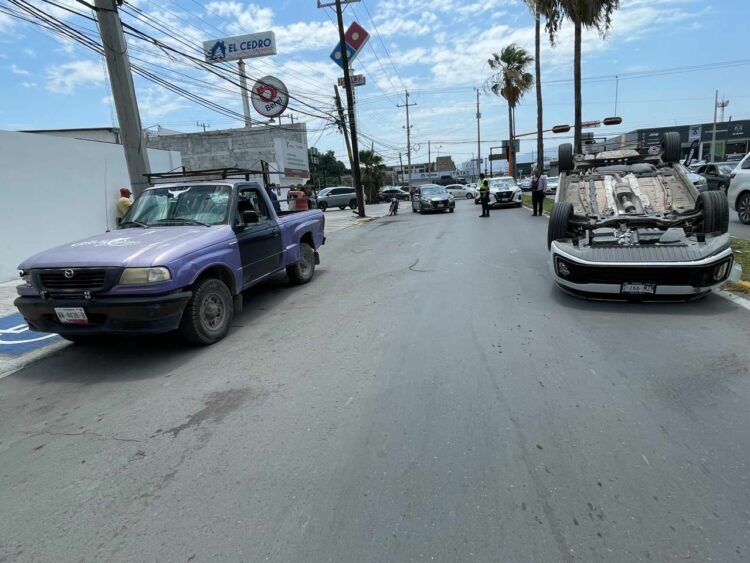 Choca y vuelca auto por agacharse a recoger el teléfono celular cuando manejaba