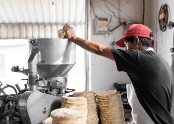 Descartan alzas al precio de tortilla; harineras refrendan pacto de estabilidad
