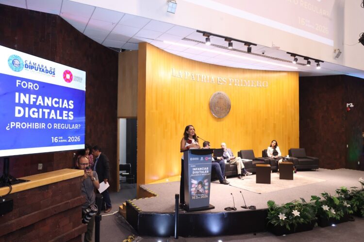 ¿Prohibir o regular redes sociales a las infancias? analizan expertos y legisladores mexicanos