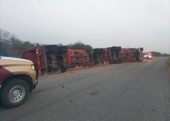Vuelca tractocamión doble remolque en carretera Madero-Aldama