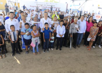 Entregan Claudia y Américo 19 viviendas a pescadores de El Mezquital, Tamaulipas