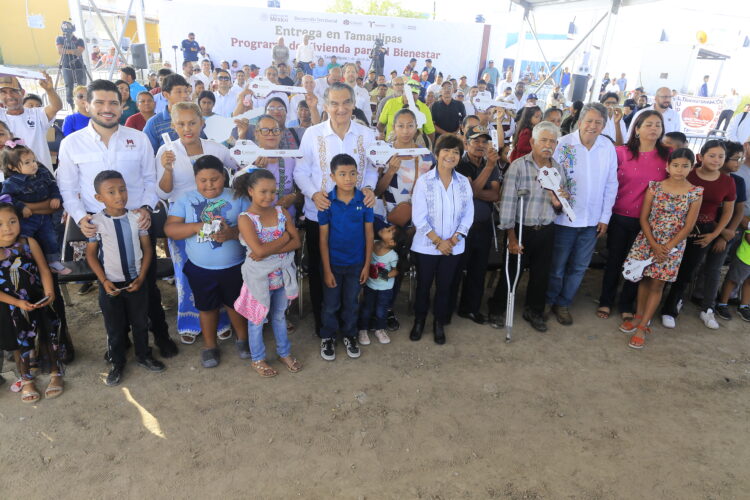 Entregan Claudia y Américo 19 viviendas a pescadores de El Mezquital, Tamaulipas