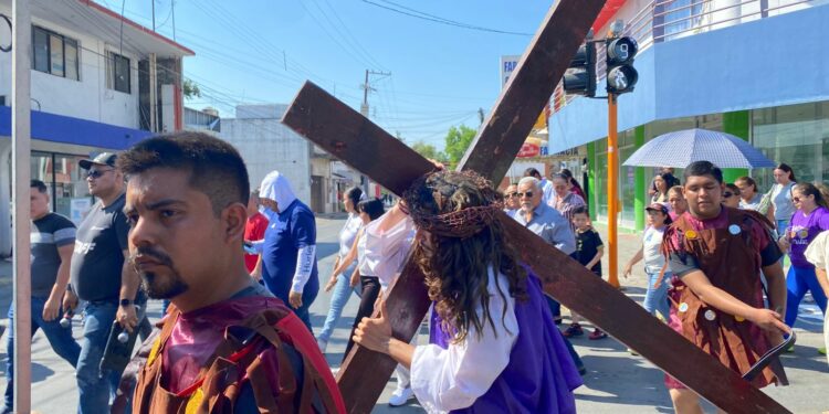 Fieles desbordan procesiones en el centro de Victoria