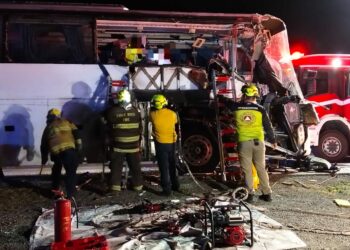 Choque entre autobús y tráiler deja dos muertos