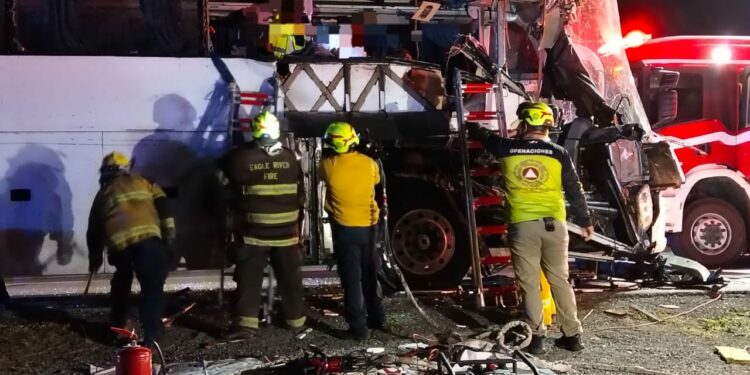 Choque entre autobús y tráiler deja dos muertos