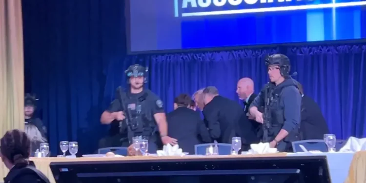 Trump sale resguardado de cena de corresponsales en la Casa Blanca tras tiroteo