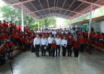 Preside Américo Villarreal honores a bandera en primaria República de México.