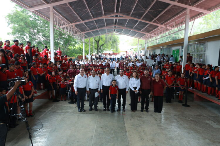 Preside Américo Villarreal honores a bandera en primaria República de México.