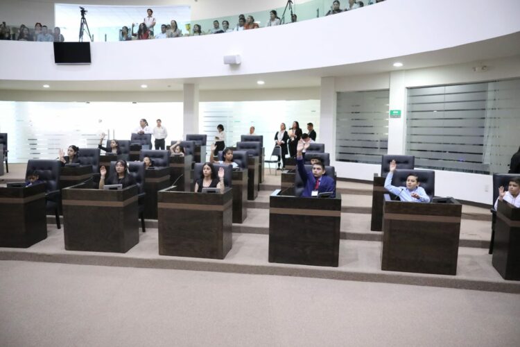 Surge en parlamento infantil propuesta de inclusión educativa con figura de “maestro sombra” en apoyo al autismo