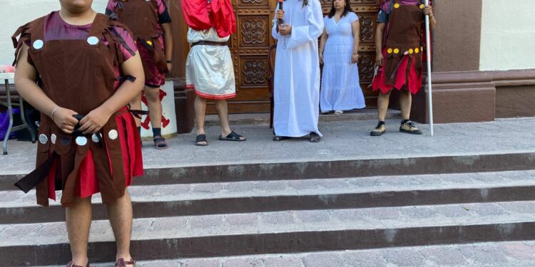 Fieles desbordan procesiones en el centro de Victoria
