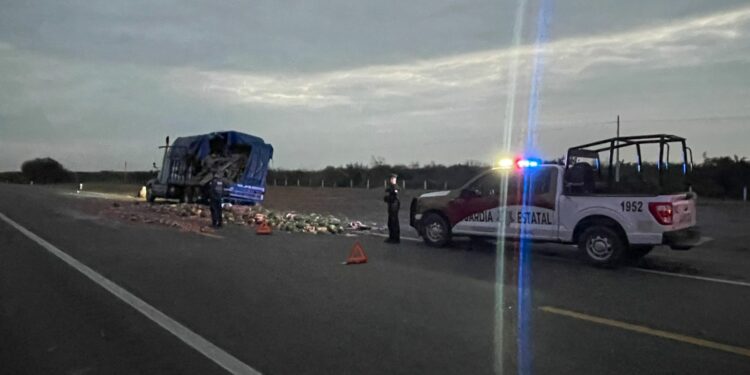 Choque entre autobús y tráiler deja dos muertos