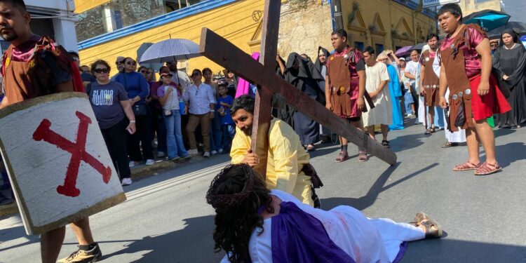 Fieles desbordan procesiones en el centro de Victoria