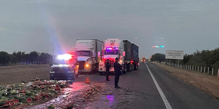 Choque entre autobús y tráiler deja dos muertos
