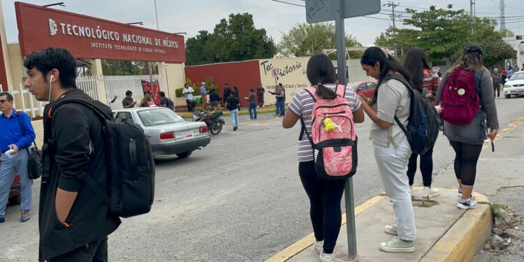 Toman el Tec Victoria: exigen destitución de directora