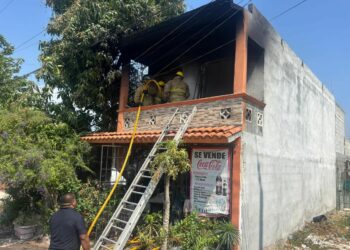 Anciana de 75 años quema su casa al espantarse zancudos con un cartón humeante