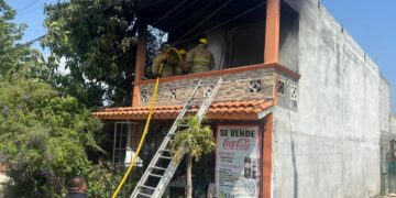 Anciana de 75 años quema su casa al espantarse zancudos con un cartón humeante