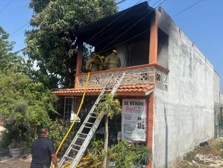 Anciana de 75 años quema su casa al espantarse zancudos con un cartón humeante
