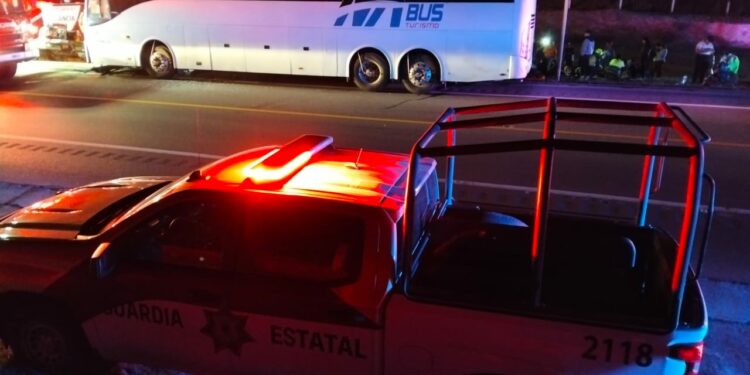 Choque entre autobús y tráiler deja dos muertos