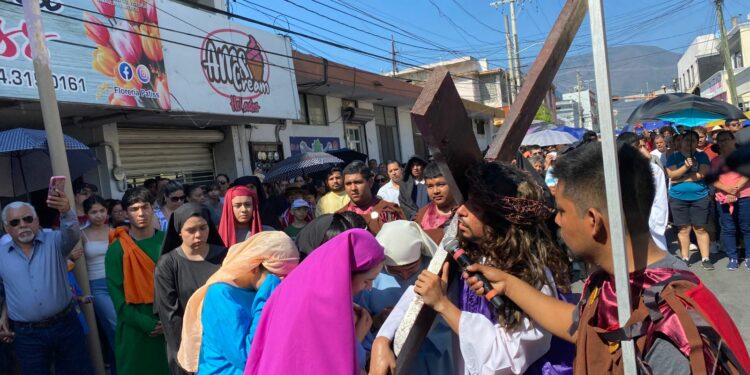 Fieles desbordan procesiones en el centro de Victoria