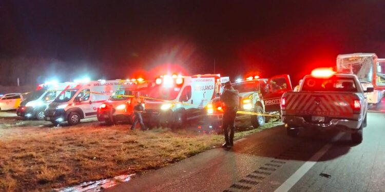 Choque entre autobús y tráiler deja dos muertos