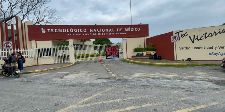 Toman el Tec Victoria: exigen destitución de directora