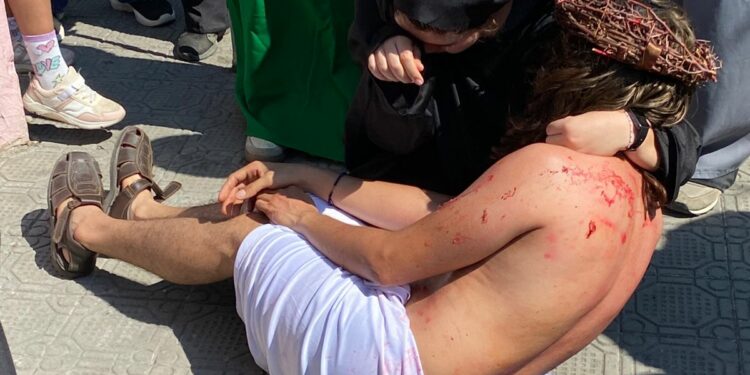 Fieles desbordan procesiones en el centro de Victoria