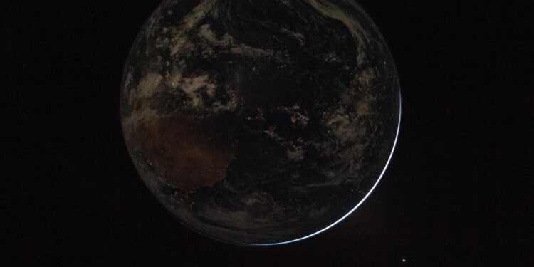 Artemis II revela impactantes imágenes inéditas del planeta Tierra